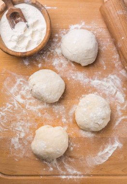 Pizza için mayalı hamur ya da ahşap arka planda ekmek. Ev yemeği konsepti.