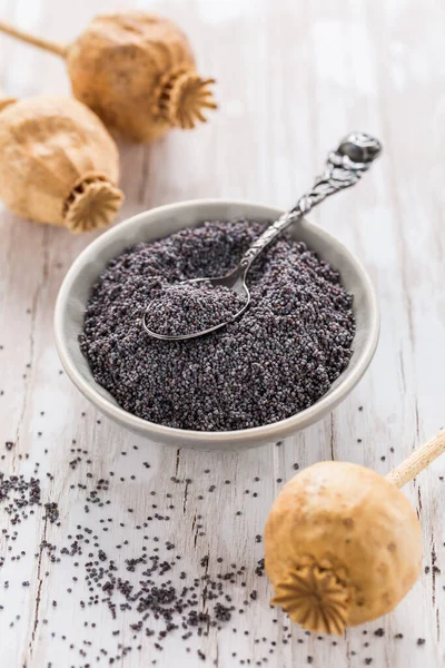 Biologische Maanzaad Kleine Kom Met Papaverkoppen Houten Achtergrond Bakingrediënten — Stockfoto