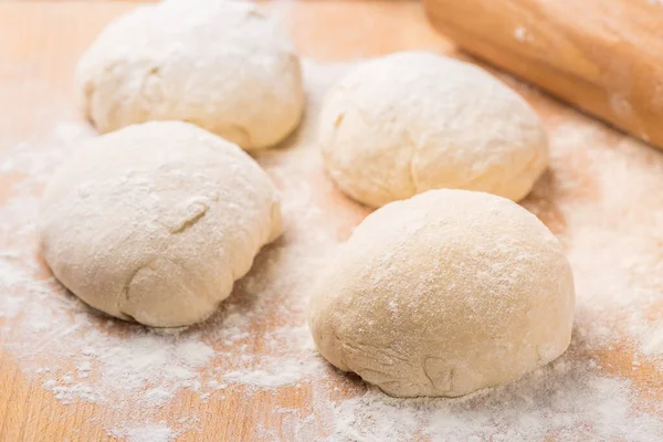 新准备的酵母面团用于比萨或木制背景的面包 家庭烹饪概念 — 图库照片