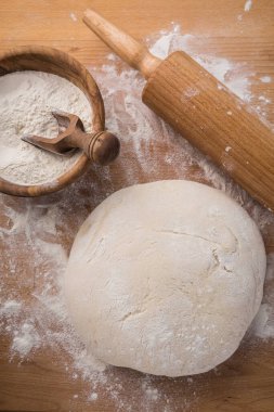 Ev yapımı hamur mayası pizza ya da ekmek için ahşap arka planda ev yemeği konsepti..