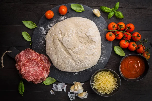 Fris Rauw Deeg Voor Pizza Met Ingrediënten Specerijen Houten Tafel — Stockfoto