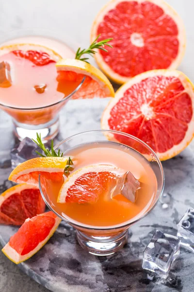 Verse Roze Grapefruitdrank Met Sap Koude Zomer Citrus Verfrissende Drank — Stockfoto