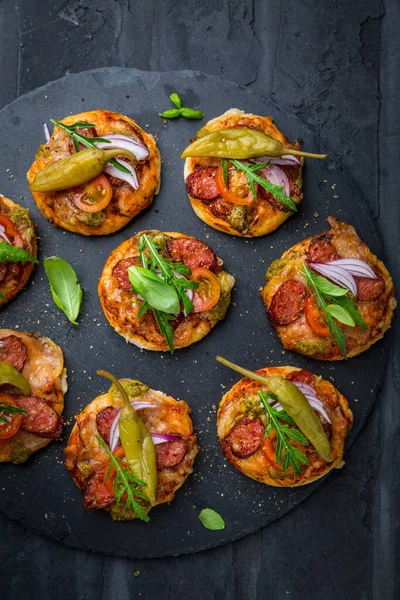 Pequena Pizza Caseira Com Pesto Salame Tomates Rúcula Fundo Preto — Fotografia de Stock