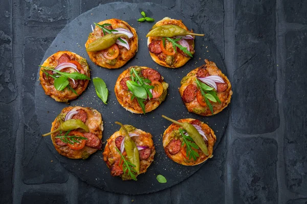 Pizza Casera Con Pesto Salami Tomates Rúcula Sobre Fondo Negro — Foto de Stock