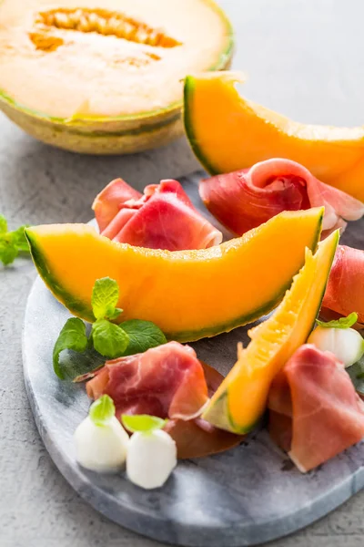 Aperitivo Tradicional Italiano Prosciutto Com Melão Cantaloup Mussarela Manjericão Hortelã — Fotografia de Stock