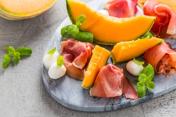 Aperitivo Tradicional Italiano Prosciutto Com Melão Cantaloup Mussarela Manjericão Hortelã — Fotografia de Stock