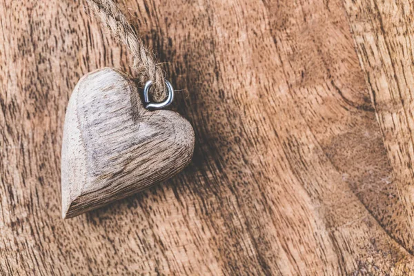 Malé Dřevěné Srdce Dřevěném Pozadí Stylu Vintage Symbol Lásky — Stock fotografie