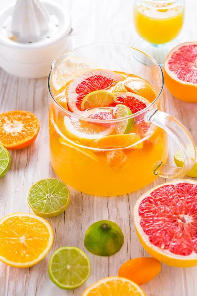新准备的冰茶或柠檬水 各种柑橘类水果 木制背景 — 图库照片