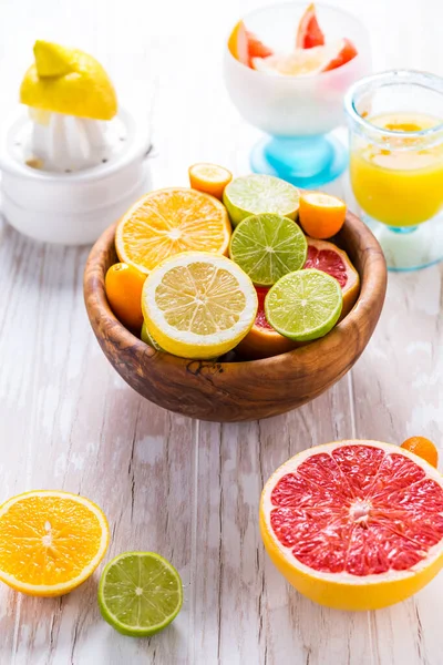 柑橘类水果在白色木制背景上的分类 准备柠檬水 冰茶或夏季饮料 — 图库照片