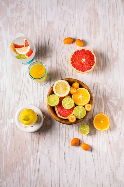 Sortimento Frutas Cítricas Fundo Madeira Branca Preparação Limonada Chá Gelado — Fotografia de Stock