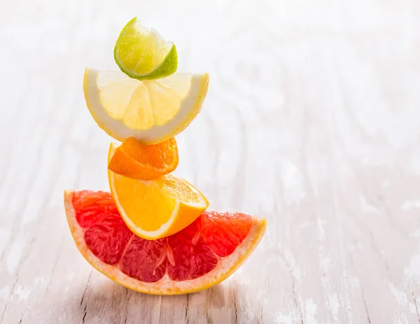 Skivor Citrusfrukter Trä Bakgrund Beredning Saft Iste Eller Sommardryck — Stockfoto