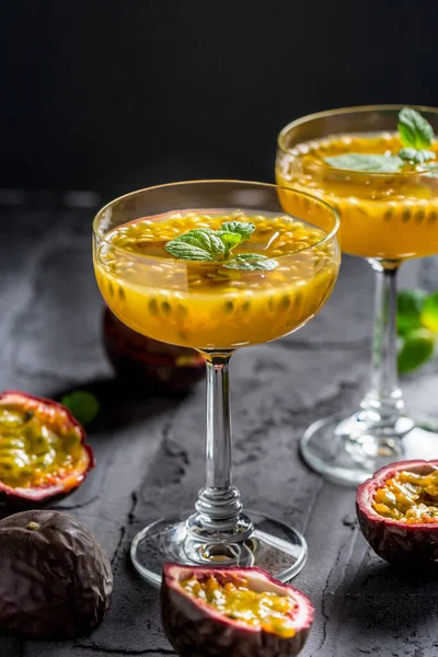 Coquetel Alcoólico Não Alcoólico Com Maracujá Fresco Hortelã Sobre Fundo — Fotografia de Stock