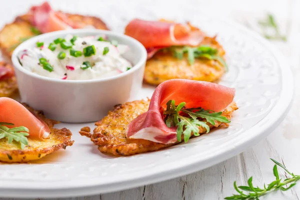 Aardappelpannenkoek Met Prosciutto Dip Van Radijs Roomkaas Bieslook Gezond Voedselconcept — Stockfoto