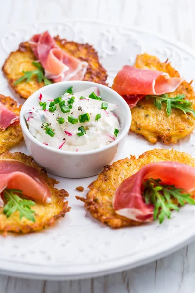 Panqueca Batata Com Presunto Molho Rabanetes Queijo Creme Cebolinha Conceito — Fotografia de Stock