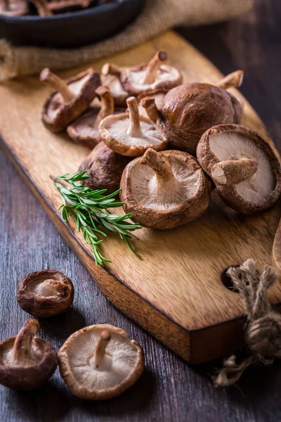 Deliciosos Cogumelos Shiitake Com Alecrim Corte Tábua Madeira — Fotografia de Stock