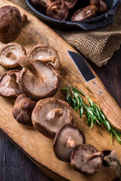 Deliciosos Hongos Shiitake Con Romero Sobre Tabla Cortar Madera —  Fotos de Stock