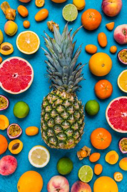 Yazın düz düzeni ve mavi arka planda turunçgil meyveleri. Sağlıklı yeme kavramı.