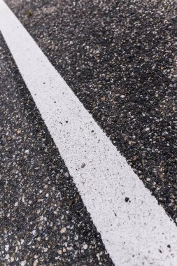Ayrılma çizgisi olan eski asfalt yol. Seçici odak.