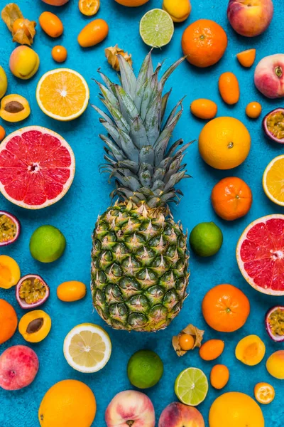 Modrém Pozadí Ležely Ploché Letní Citrusové Plody Zdravý Stravovací Koncept — Stock fotografie