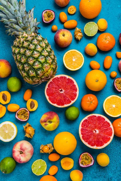 Flaches Layout Von Sommer Und Zitrusfrüchten Auf Blauem Hintergrund Konzept — Stockfoto