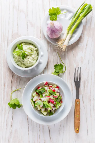 Radijssalade Met Komkommer Met Heerlijke Avocado Dip Gezond Voedselconcept — Stockfoto