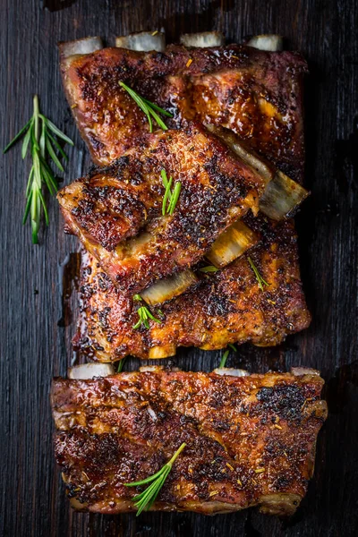 Costillas Repuesto Cerdo Parrilla Con Romero Sobre Fondo Madera Concepto — Foto de Stock