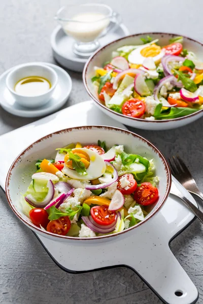 Salade Santé Mixte Avec Roquette Oeuf Oignon Fromage Feta Radis — Photo