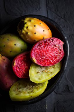 Siyah armut üzerine dikenli armut (Opuntia ficus-indica).