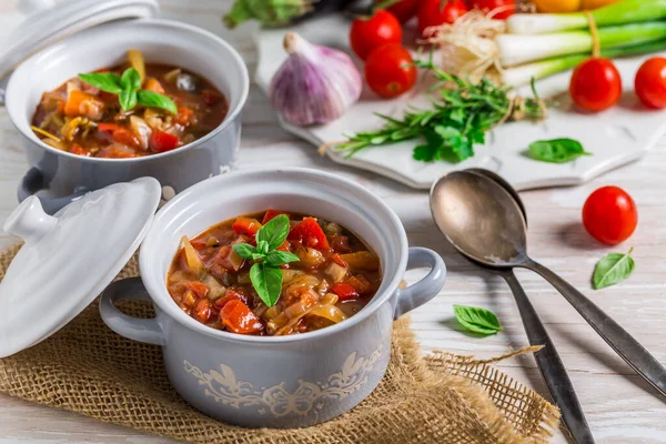 Finom Olasz Zöldséges Minestrone Leves Kis Edényekben Hozzávalókkal — Stock Fotó