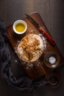 Taze pişmiş ekmek ve tuz ve zeytinyağı. Üst görünüm.