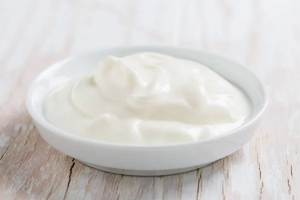 Biologische Witte Griekse Yoghurt Zure Room Schaal Witte Houten Ondergrond — Stockfoto