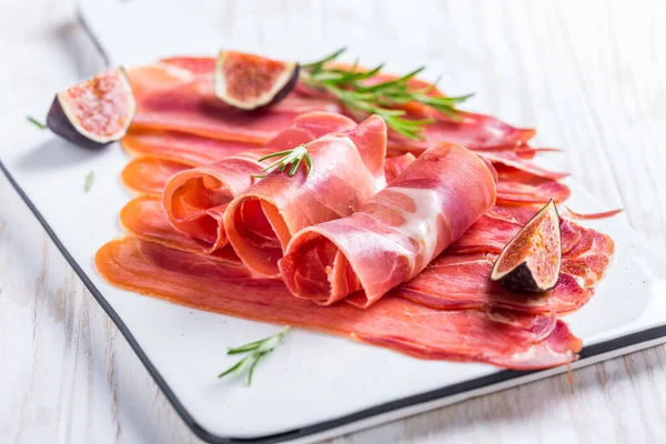 Heerlijke Serrano Ham Met Verse Vijgen Rozemarijn Witte Snijplank — Stockfoto