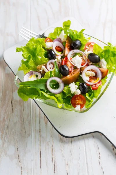 Salada Grega Com Queijo Feta Azeitonas Pretas Cebola Sobre Fundo — Fotografia de Stock