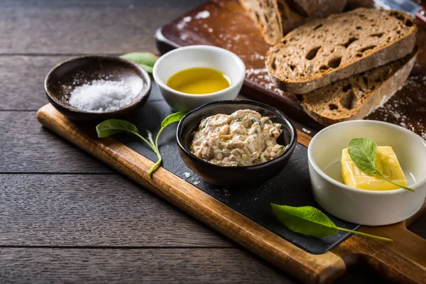 Tonno Spalmato Con Fetta Pane Fresco Burro Salvia Olio Oliva — Foto Stock