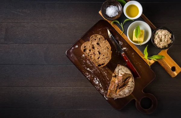 Thunfischaufstrich Mit Frischer Brotscheibe Salbeibutter Olivenöl Und Salz Auf Rustikalem — Stockfoto