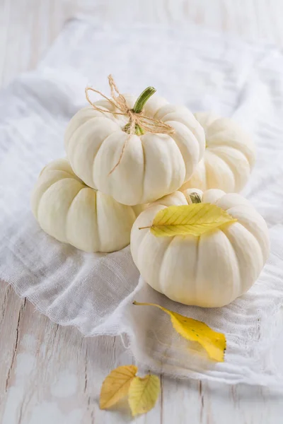 Pinces Blanches Thanksgiving Avec Feuilles Automne Sur Table Bois — Photo