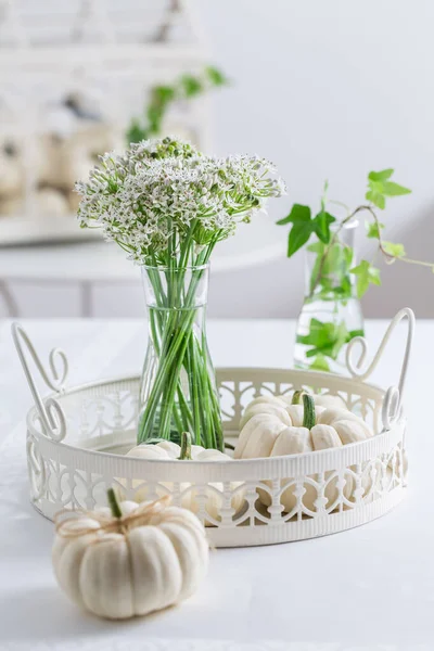 Thanksgiving Tafel Decoratie Met Witte Pompoenen Zoete Knoflook Bloemen Tulbaghia — Stockfoto