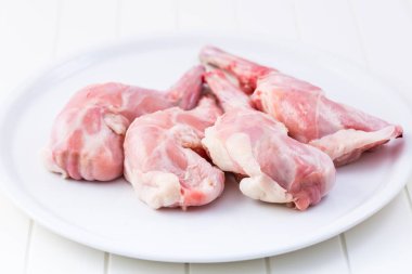 Beyaz arka planda çiğ tavşan bacağı