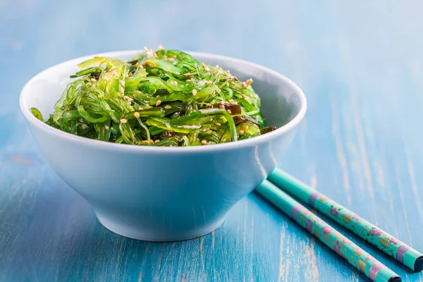 Salada Wakame Japonesa Com Sementes Gergelim Salada Algas Saudáveis Frescas — Fotografia de Stock