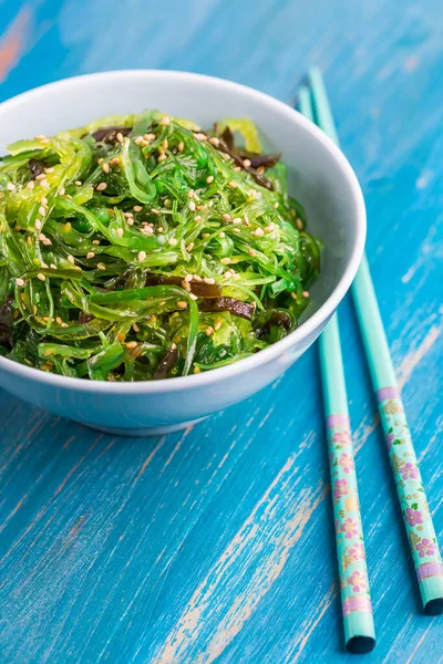 Sesam Tohumlu Japon Salatası Sağlıklı Taze Deniz Yosunu Salatası Mavi — Stok fotoğraf