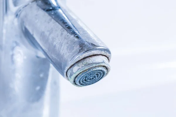 Kireç Pullu Musluk Alçalmadan Önce Kirli Kireçlenmiş Banyo Musluklarının Ayrıntıları — Stok fotoğraf