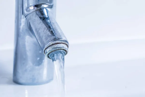 Grifo Que Fluye Agua Con Cal Detalle Grifos Baño Sucios —  Fotos de Stock