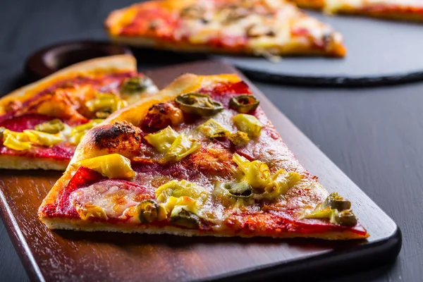 Warme Pittige Pizza Met Peperoni Salami Jalape — Stockfoto