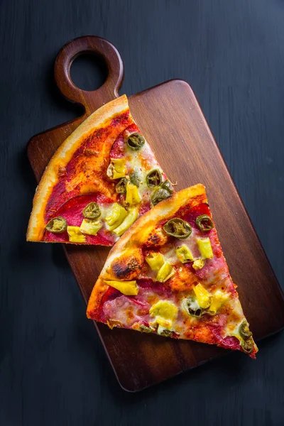 Pizza Quente Picante Com Pepperoni Salame Jalape — Fotografia de Stock