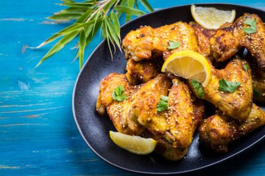 Asya usulü çıtır tavuk kanadı ve susam tohumları var.