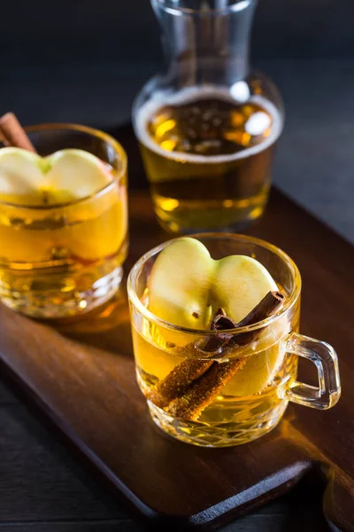 热苹果酒配肉桂和苹果片 圣诞节用的覆膜苹果酒 — 图库照片
