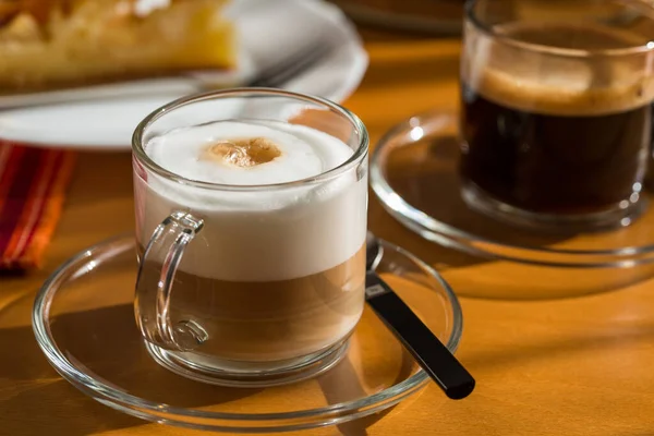 Dos Tazas Café Capuchino Con Pastel Sobre Mesa Madera —  Fotos de Stock