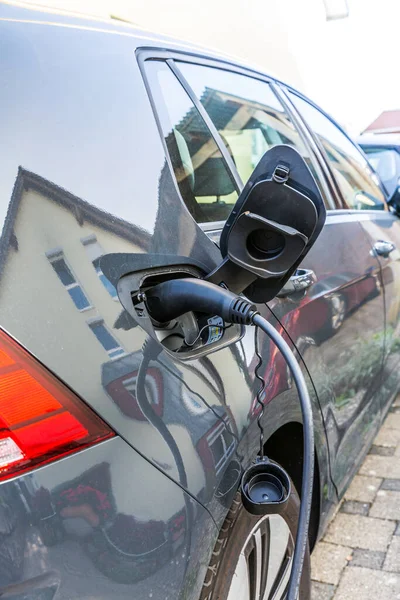 Elektromos Autó Feltöltése Csatlakoztatott Tápkábellel — Stock Fotó