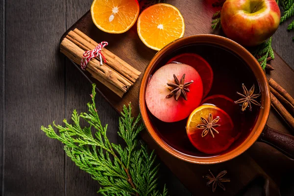 Vinho Quente Picante Com Laranja Maçã Canela Anis Panela Fundo — Fotografia de Stock