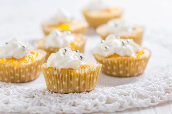 Hausgemachte Zitronenquark Cupcakes Mit Schlagsahne Auf Dem Küchentisch — Stockfoto